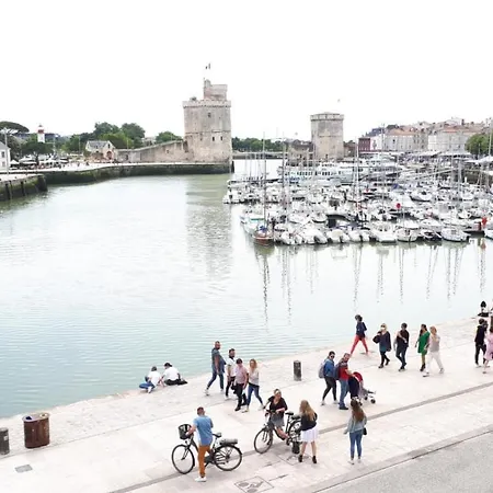 La Blanche Vue Sur Les Tours La Rochelle
