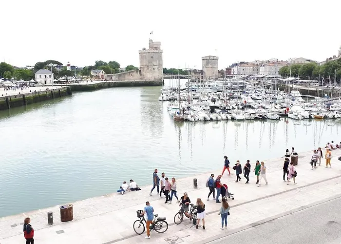 La Blanche Vue Sur Les Tours La Rochelle (Charente-Maritime)
