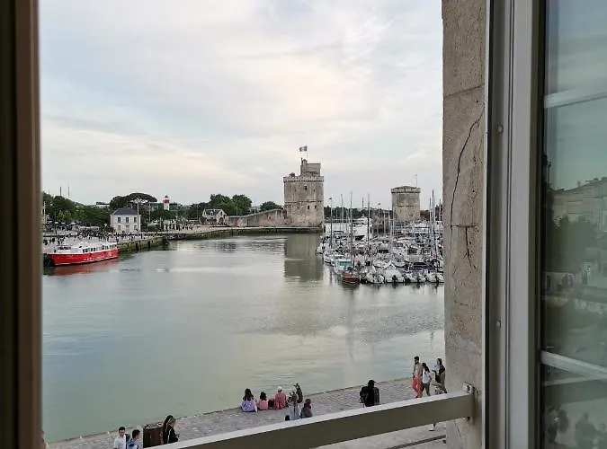 La Blanche Vue Sur Les Tours La Rochelle (Charente-Maritime)